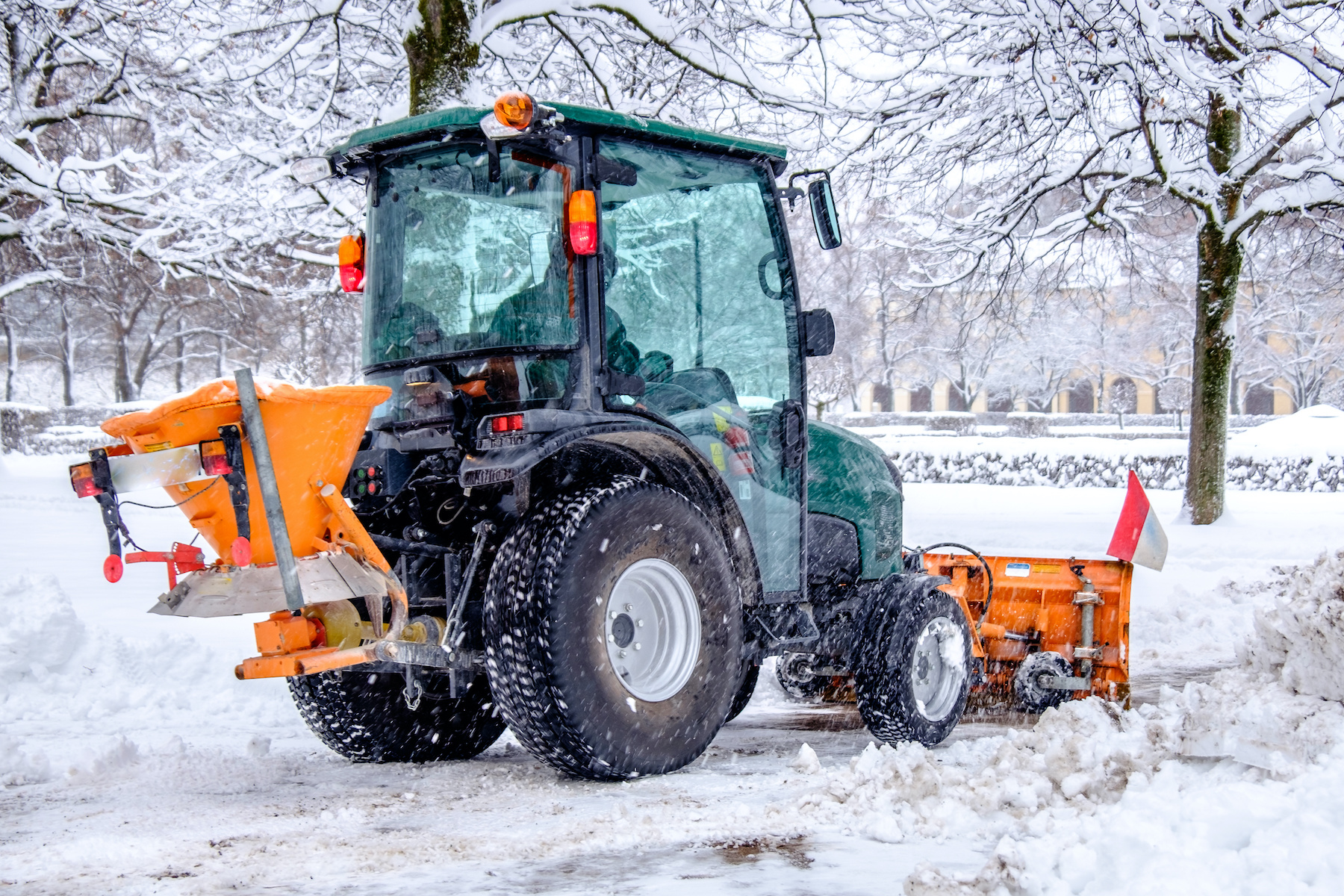 Sie können sich morgens beruhigt noch einmal umdrehen, denn wir von Gartenbau Hohenberg übernehmen Ihren Winterdienst.