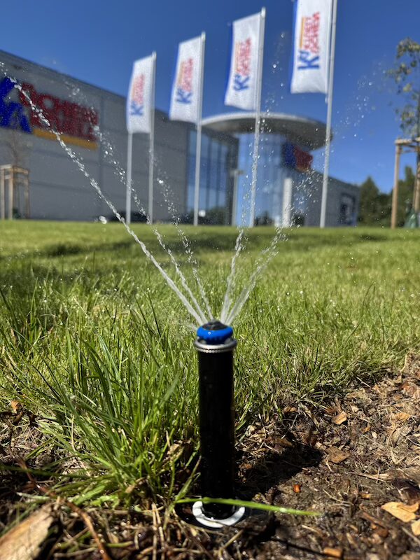 Bewaesserung Firmengelaende Sprinkler auf dem Rasen der Firma Küchen Aktuell in der Nordheide